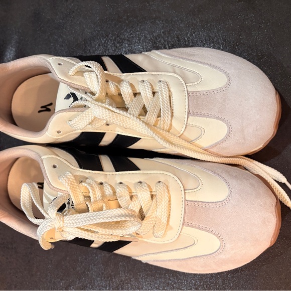somiliss Shoes - Women's Cream and Black Sneakers